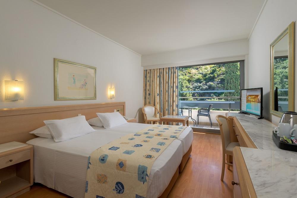 Oceanis Beach Hotel Иксия Екстериор снимка